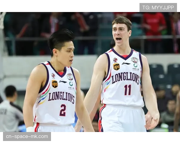 广州龙狮99-94险胜青岛国信，陈盈骏多次突破分球主导进攻